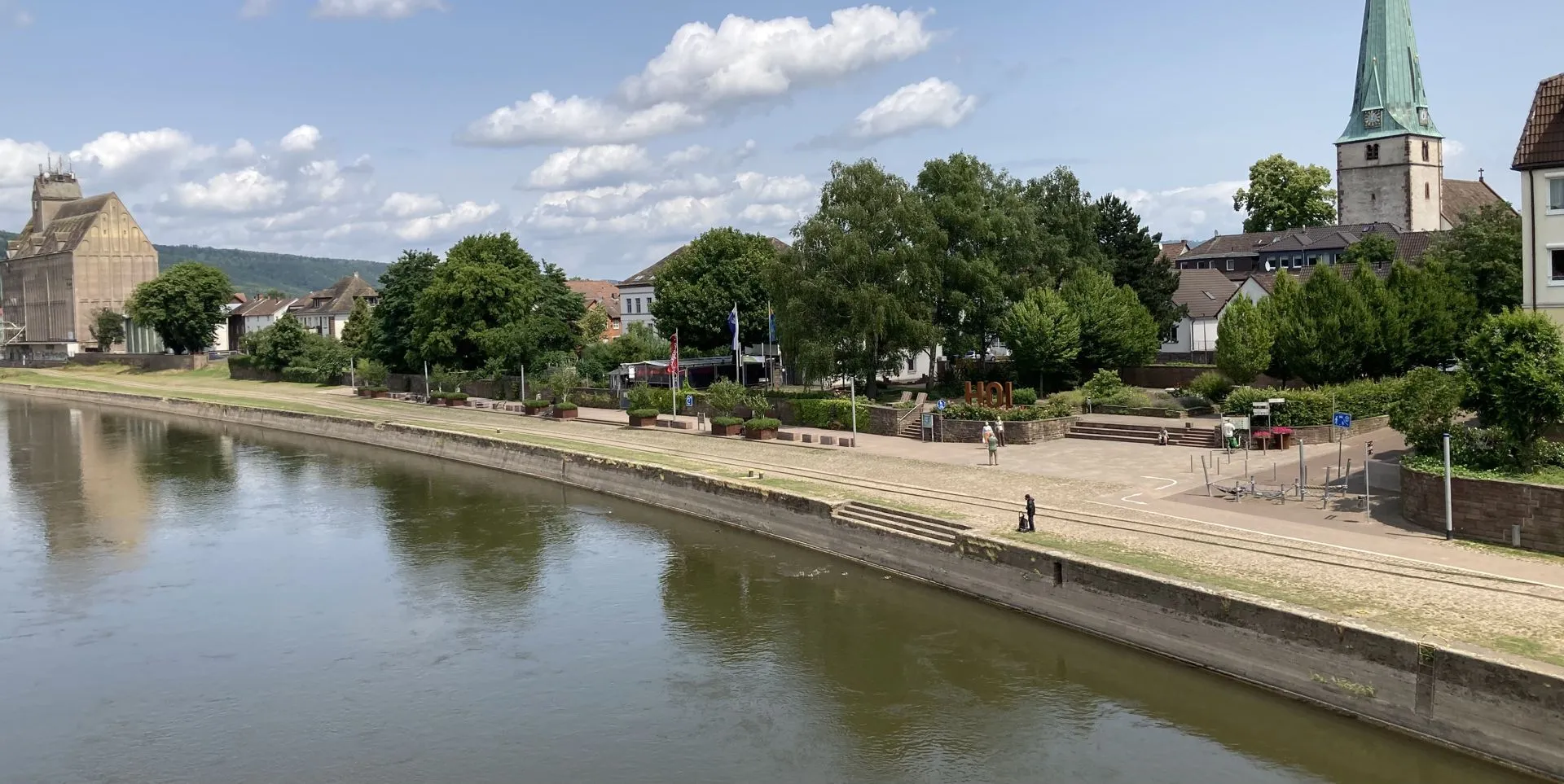 Weser mit Silo im Juni 2023