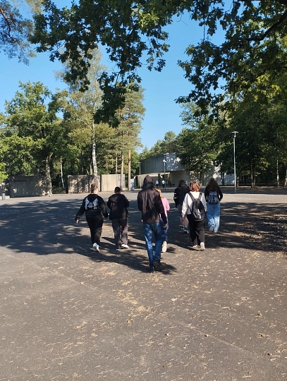 Bild 1 - Jugendliche auf dem Weg zur Gedenkstätte (004).jpg&nbsp;&copy;&nbsp;Stadt Holzminden