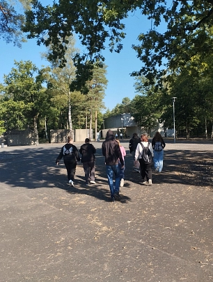 Bild 1 - Jugendliche auf dem Weg zur Gedenkstätte (004).jpg Bild 1 - Jugendliche auf dem Weg zur Gedenkstätte (004).jpg