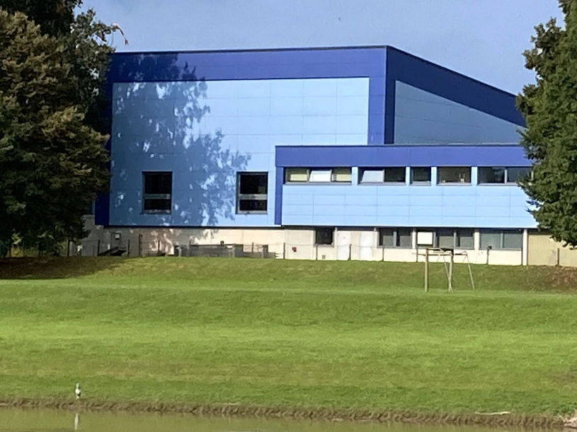 Hallenbad von der Weserseite.jpg Hallenbad von der Weserseite.jpg © Stadt Holzminden