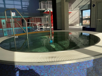 Hallenbad Wellness mit Dampfbad und Whirlpool Hallenbad Wellness mit Dampfbad und Whirlpool