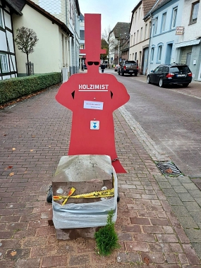 Holzimist und Umfahrstein