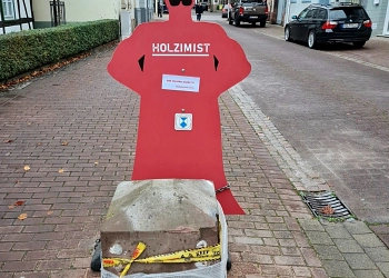 Holzimist und Umfahrstein