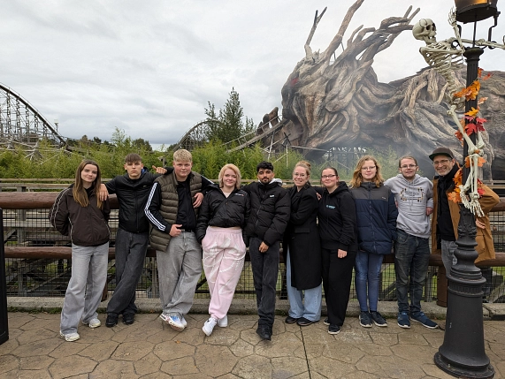 Jugendliche mit dem Team des Jugendzentrums&nbsp;&copy;&nbsp;Stadt Holzminden