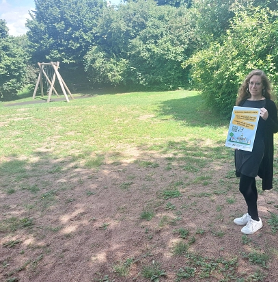 Kinder- und Jugendbeauftragte Julia Rentziehausen auf der Freifläche für das neue Spielgerät auf dem Spielplatz Limkerecke.jpg Spielgerät Limkerecke © Stadt Holzminden