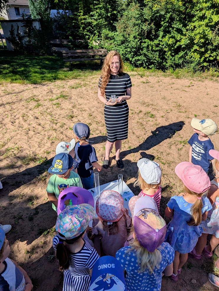 Kinder- und Jugendbeauftragte Julia Rentziehausen mit den Kindern der Kita Südstadt bei der Abstimmung auf dem Spielplatz Limkerecke