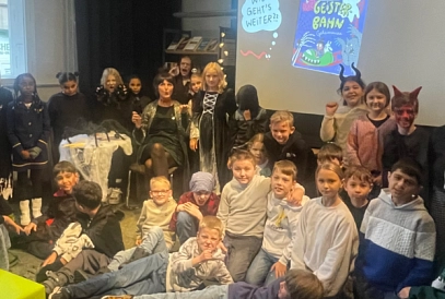 Kinderbuchautorin Sandra Bayer mit Grundschülern der 3. Klasse