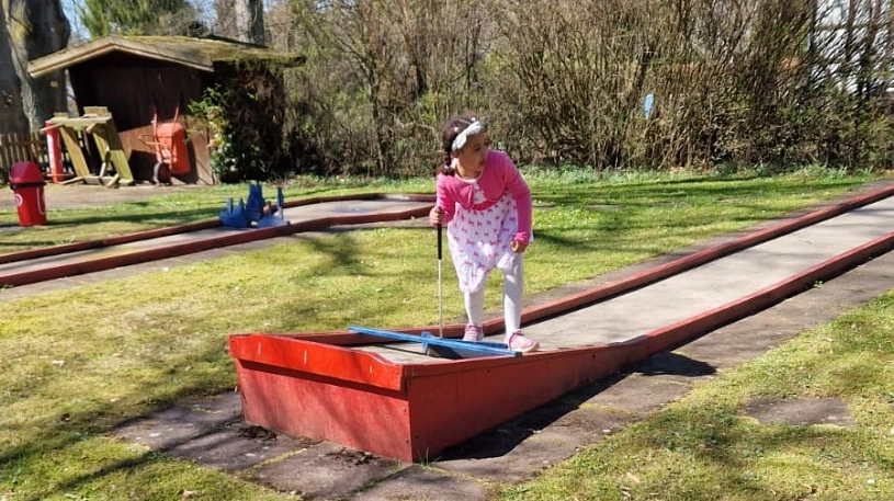 Kopfbild Minigolf Mädchen Bahnengolfanlage Bild 1 © Stadt Holzminden