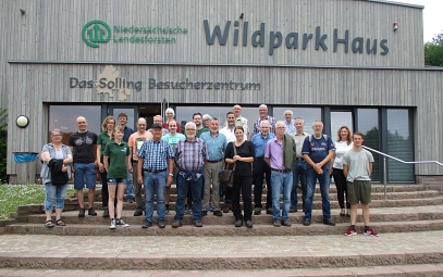 Qualitätswanderregion Gruppenbild vor den WildparkHaus Qualitätswanderregion Gruppenbild vor den WildparkHaus © Stadt Holzminden