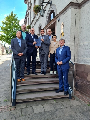 Regionalministerium unterstützt Innenstadtentwicklung in Holzminden Übergabe des Förderbescheides durch Staatssekretär Wunderling-Weilbier