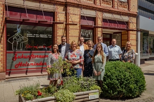 Teilnehmer Sommertour ArL 2022 Foto aller Teilnehmer der Sommertour vorm Zukunftsraum