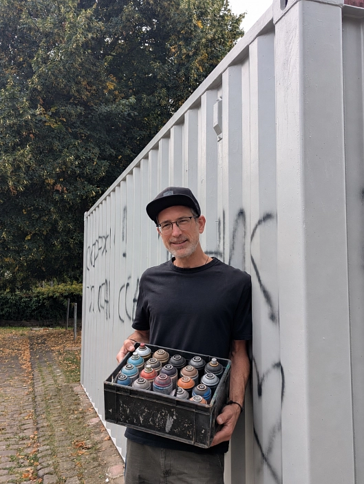 Thomas weßler vom Jugendzentrum vor dem Container Jugendplatz Uferstraße